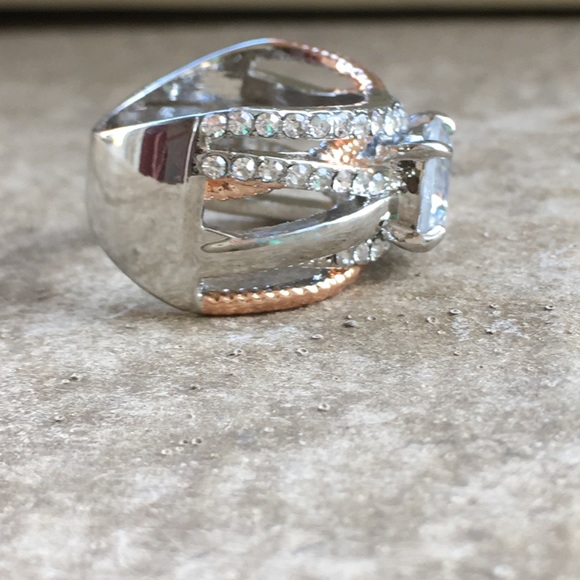 Gorgeous White Topaz Infinity Ring - Picture 4 of 8